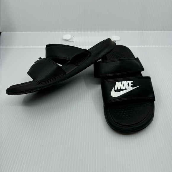 Women’s Nike slides - Picture 3 of 4